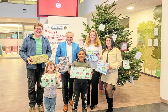 Freude beim Aktionsstart (v. li.): Christian Kaden (Friedenshort), Elena (sechs  Jahre), Lars Hagemeier (Lions), Divine (sieben Jahre), Kathrin Hampfe (Friedenshort) und Vivian Hampfe 
(Sparkasse Harburg-Buxtehde)  | Foto: Niels Kreller