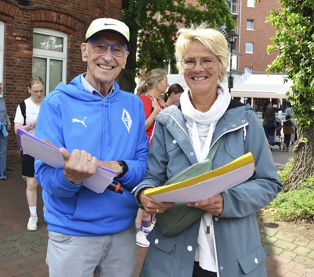 Tochter Anja unterstützt ihren Papa regelmäßig bei der Ausrichtung des Stadtlaufs  | Foto: bim