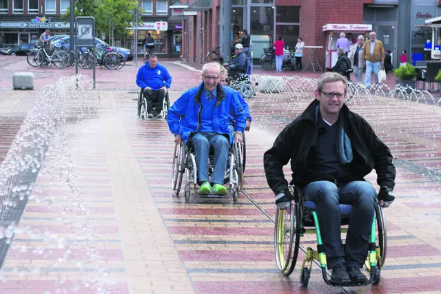 Beim Rollstuhlfahrer-Parcours in Buchholz: Arno Reglitzky (Mi.) und Buchholz' stv. Bürgermeister Frank Piwecki (vorn)