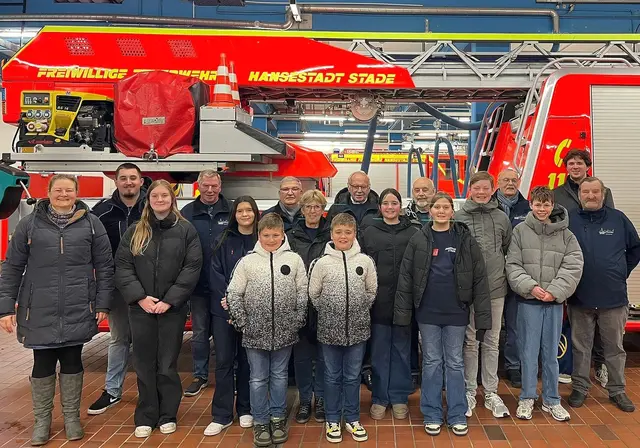 Die stellvertretende Jugendfeuerwehrwartin Angela Hundsdörfer (li.) mit Mitgliedern der Alters- und Ehrenabteilung und der Jugendfeuerwehr Stade | Foto: Feuerwehr Stade