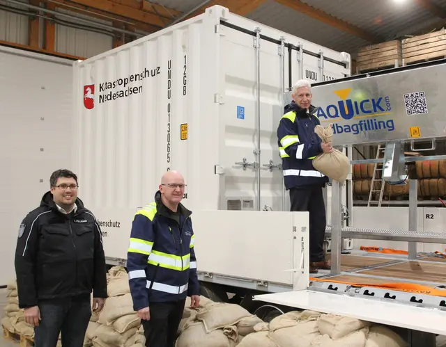 Über die neue Sandsackfüllmaschine freuen sich (v. li.) Kai-Martin Pöllmann (Abteilung Rettungsdienst, Brand- und 
Katastrophenschutz des Landkreises Harburg), Christoph Sander, Vorsteher des Deichverbandes Vogtei Neuland, und Landrat Rainer Rempe | Foto: Landkreis Harburg