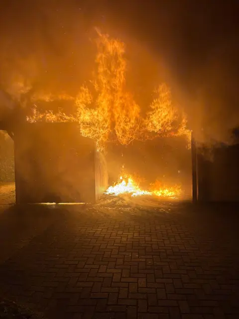 Der Schuppen stand lichterloh in Flammen | Foto: Thorsten Raap/Feuerwehr Oldendorf