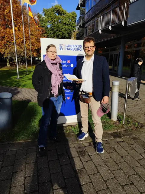 Marschachts Bürgermeister Heiko Scharnweber und seine Drager Amtskollegin Silke Rocholl-Zube mit dem Protestschreiben gegen die Kreisumlagen-Erhöhung vor dem Winsener Kreishaus | Foto: Gemeinde Marschacht