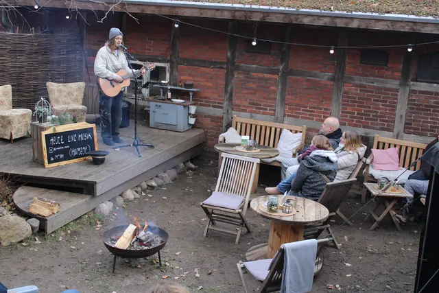 Im Garten vom "Café &amp; Köstlich" trat Musiker Moorten mit seiner Gitarre auf | Foto: ce