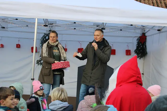 Bürgermeisterin Bianca Tacke und Gemeindedirektor Jens Köster verteilten die Preise der Weihnachts-Rallye | Foto: ce