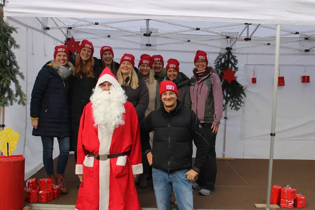 Freuen sich über den Markterfolg: Mitglieder des Organisationsteams mit dem Weihnachtsmann, unter dessen Kostüm hier Jörg Kraus vom Bauhof steckt | Foto: ce