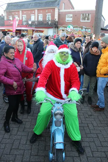 Ungewöhnliches Duo: die Weihnachten hassende, grüne Fantasy-Kultfigur "Grinch" und der Weihnachtsmann rollten beim Markttreiben in Salzhausen gemeinsam an | Foto: ce
