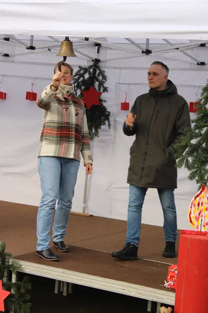 Bürgermeisterin Bianca Tacke läutete den Weihnachtsmarkt ein, Gemeindedirektor Jens Köster assistierte ihr | Foto: ce