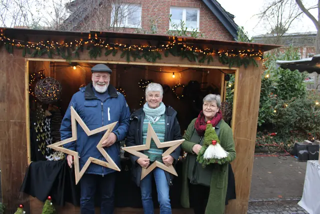 Begeistert von der Marktatmosphäre (v. li.): die Besucher Haiko und Ute Eberhard sowie die ausstellende Hobby-Kunsthandwerkerin Ulrike Deepe | Foto: ce