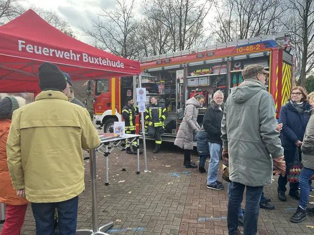 Auch die Feuerwehr Buxtehude war beim Adventsmarkt auf dem Schafmarktplatz vertreten | Foto: Sandra Polenz