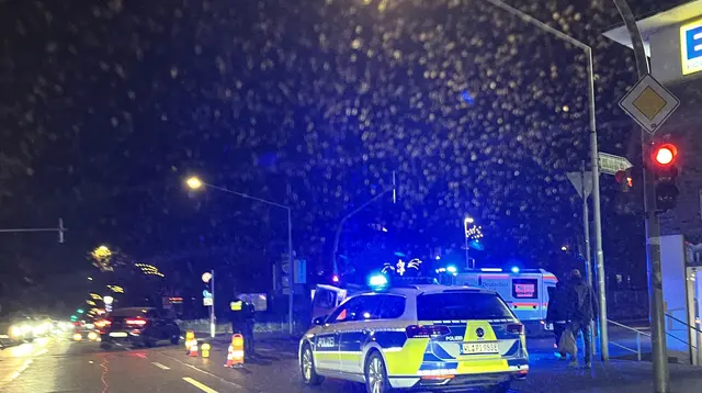 Die Einsatzkräfte sichern den Bereich an der Straße „Am Saal“ in Meckelfeld nach einem Unfall ab | Foto: sra