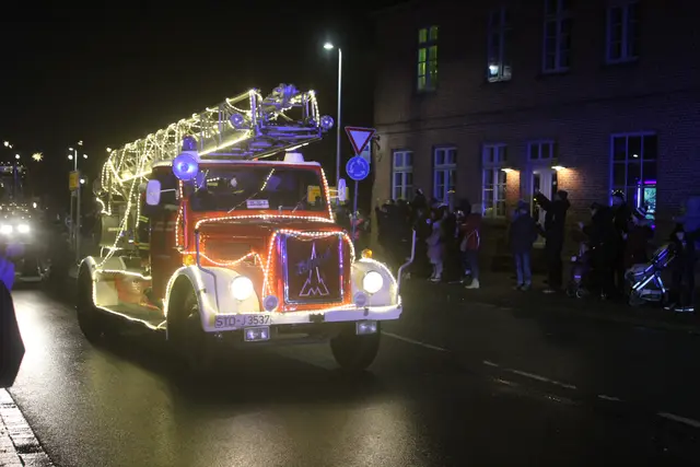 Zum Zug des Weihnachtsmannes gehört traditionell auch die beleuchtete Drehleiter der Feuerwehr | Foto: sb