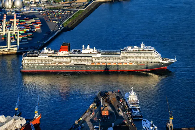 Das Luxus-Kreuzfahrtschiff "Queen Anne" stattet Hamburg einen Besuch ab | Foto: Martin Elsen