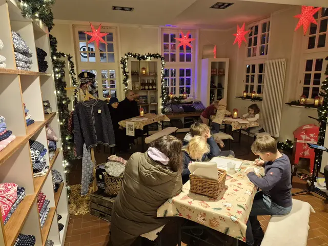 Eines der Angebote im Weihnachtshaus am Stader Fischmarkt: adventliches Basteln | Foto: SMTG