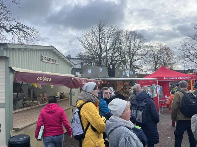 Der Duft nach leckerem Gebäck und Weihnachtspunsch lag in der Luft beim Wecken des Weihnachtsmanns auf dem Schafmarktplatz | Foto: Sandra Polenz