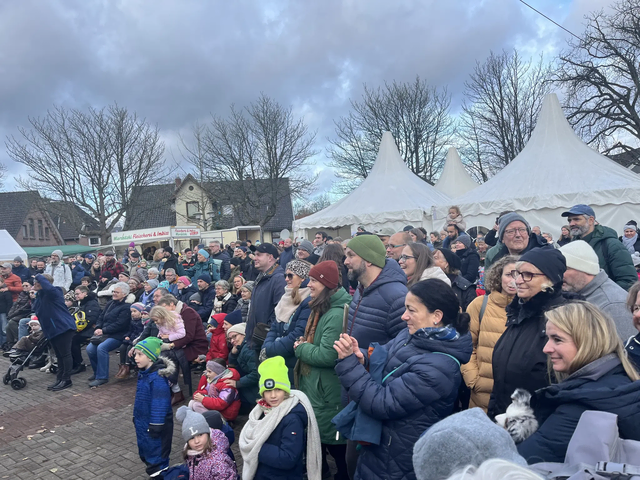 Auf dem Weihnachtsmarkt am Buxtehuder Schafmarktplatz wurde der Weihnachtsmann geweckt | Foto: sapo