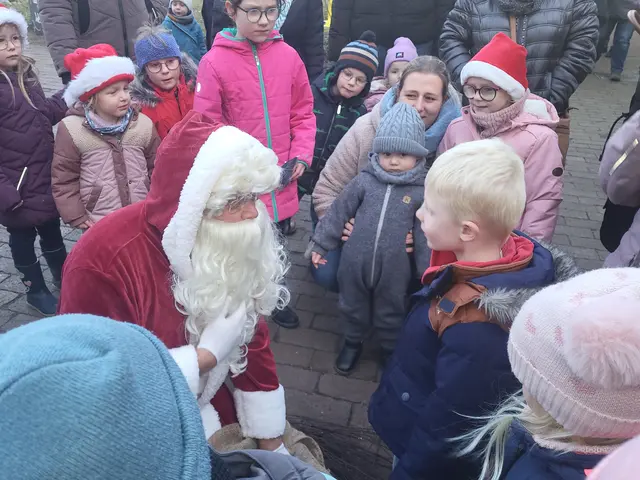 In Bargstedt war der Weihnachtsmann unterwegs und beschenkte kleine Besucherinnen und Besucher | Foto: wd