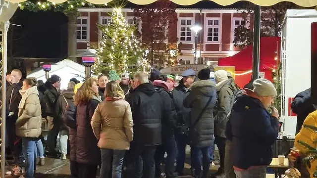 Der Weihnachtsmarkt ist ein beliebter Treffpunkt | Foto: ig