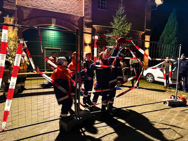 Beim Nachtmarsch war Teamarbeit war gefragt  | Foto: Lutz Wreide