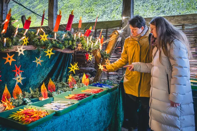 Besucherinnen und Besucher entdecken kunstvolles Kunsthandwerk auf dem Weihnachtsmarkt am Kiekeberg | Foto: FLMK