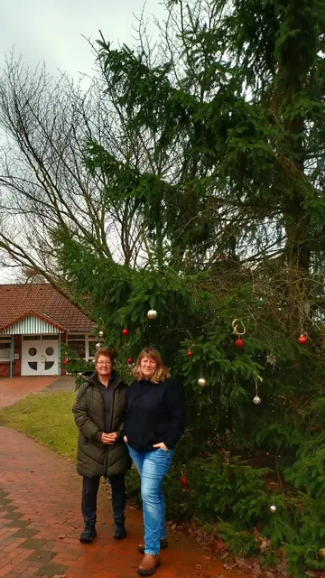 Andrea Knoepffler-Rathjen (re.) und Sonja Kröger schmückten den Weihnachtsbaum vor der Kindertagesstätte "Heidehüpfer" in Handeloh | Foto: Paula Rogel