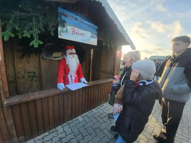In Ahlerstedt war der Weihnachtsmann in seinem Büro anzutreffen | Foto: wd