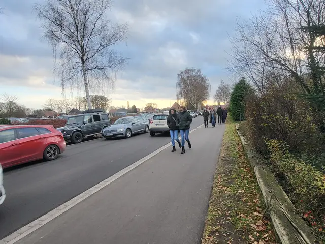 Viel Verkehr – der Ahlerstedter Weihnachtsmarkt und die Eröffnung des Hofladens der Firma Büchel war gut besucht | Foto: wd