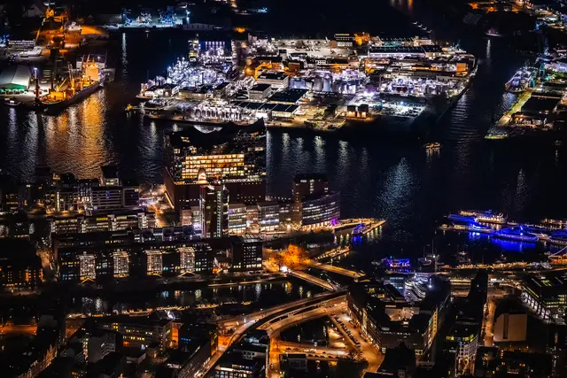 Lichter der Großstadt: Die Elbphilharmonie und Teile des Hafens zu nächtlicher Stunde | Foto: Martin Elsen