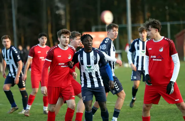 In Welle trennten sich der gastgebende TV Welle (in rot) und der Buchholzer FC II leistungsgerecht 1:1-Unentschieden | Foto: cc