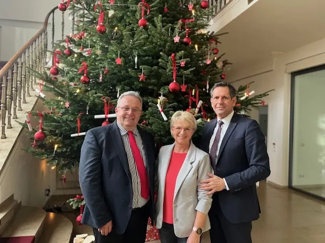 Ministerpräsident Olaf Lies (re.) mit den Baumspendern Bernd und Rita Oelkers | Foto: Niedersächsische Staatskanzlei