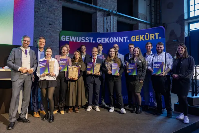 Die 14 besten Ausbildungsabsolventinnen und Absolventen des Jahres 2025 aus dem IHK-Bezirk Lüneburg-Wolfsburg | Foto: Timo Klingebiel