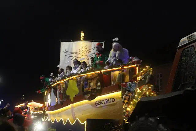 Auf dem Schiff "Getrud" reisten Engel und Wichtel mit dem Zug des Weihnachtsmannes mit – allerdings auf dem Trockenen | Foto: sb