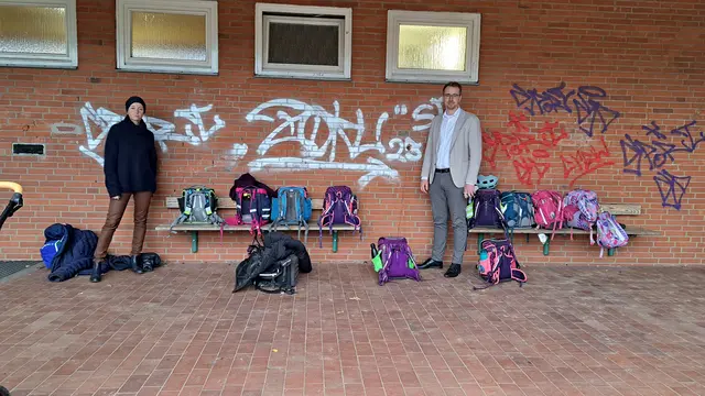 Grundschulleiterin Claudia Meyer und Samtgemeinde-Bürgermeister Philip Werk sind entsetzt über die Schäden und Schmierereien | Foto: Samtgemeinde Hollenstedt