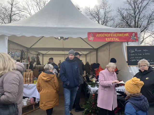 Frische Waffeln und Kreatives bot die Jugendfeuerwehr Estetal an ihrem Stand | Foto: Sandra Polenz