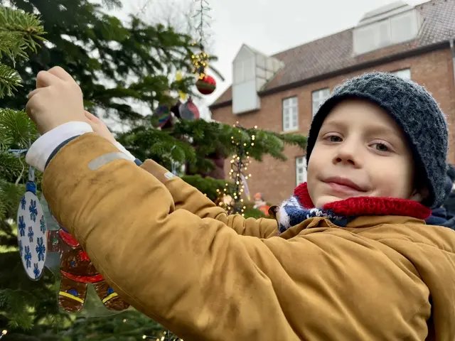 Erstklässler Leo beim Schmücken des Baumes | Foto: Gemeinde Seevetal