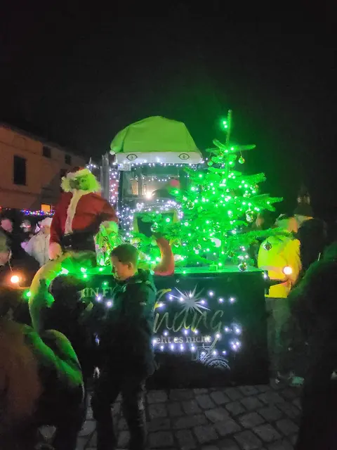 Die Freude war groß, als die Trecker der Funkencrew auf dem Platz Am Sande ankamen | Foto: sh
