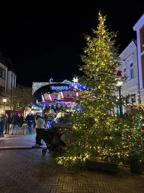 Beleuchtete Straßen bei Buxtehuder Wintermärchen | Foto: pau