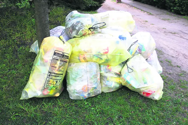Gelbe Säcke liegen oft tagelang am Straßenrand | Foto: bim