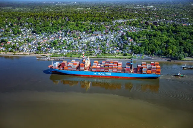 Ein Containerschiff der Reederei Maersk vor Blankenese | Foto: Martin Elsen