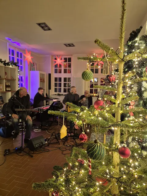 In dem Weihnachtshaus wird auch musiziert | Foto: SMTG