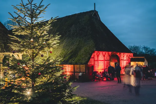 Feierliche Atmosphäre im historischen Ambiente: Der Weihnachtsmarkt des Kunsthandwerks taucht das Freilichtmuseum am Kiekeberg in warmes Adventslicht | Foto: FLMK