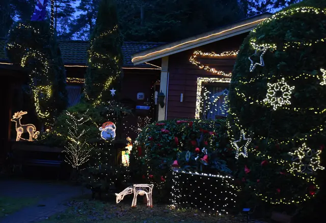 Sterne und andere Figuren schmücken das Haus  | Foto: Axel-Holger Haase
