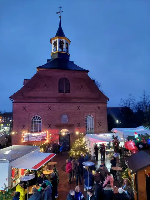 Der Weihnachtsmarkt bei der Drochterser Kirche | Foto: ig