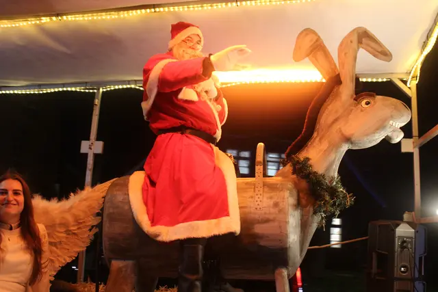 Der Weihnachtsmann reist jedes Jahr mit einem Überraschungsgefährt ins Christkinddorf. 
Dieses Jahr "ritt" er auf einem Esel. | Foto: sb