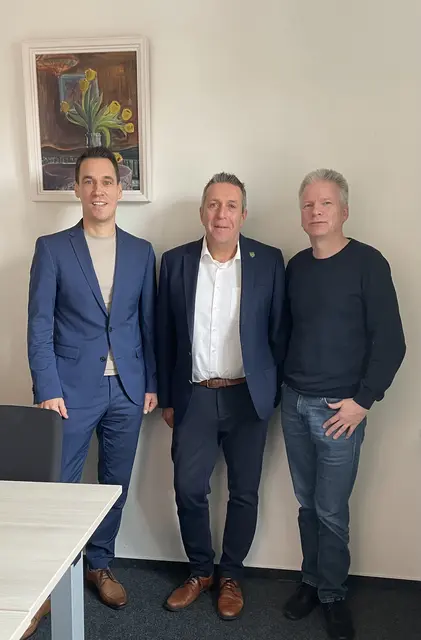 Landkreis-Wirtschaftsförderer Matthias Reichert (li.) kam ins Rathaus Steinkirchen, um mit Rathauschef Timo Gerke (Mitte) und dessen Verwaltungsvertreter Tim Siol über Förderprojekte im Wirtschaftsbereich zu sprechen | Foto: SG Lühe