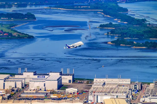 Eine Beluga startet vom Airbus-Werksgelände in Hamburg-Finkenwerder | Foto: Martin Elsen