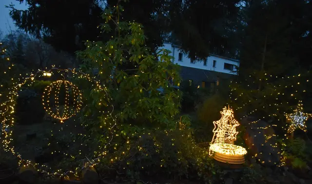Auch im nicht öffentlich zugänglichen Garten geht die Lichtdekoration weiter | Foto: Axel-Holger Haase