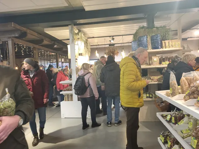 Im neuen Hofladen der Firma Büchel war bei der feierlichen Eröffnung jede Menge los | Foto: wd