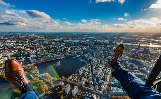 Mal die Füße über Hamburg baumeln lassen: Der Stader Luftbildfotograf hat die Hansestadt von hoch oben abgelichtet | Foto: Martin Elsen