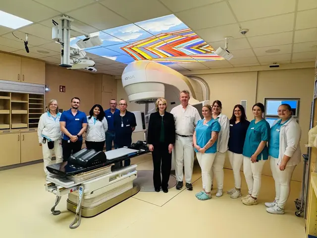 Die medizinische Geschäftsführerin, Dr. Franziska von Breunig (Mitte) bei der Einweihung des neuen Hochleistungs-Linearbeschleunigers im Krankenhaus Buchholz vergangene Woche. Links von ihr: Christian Brinkmann, Leiter der Medizinischen Physik, Dr. Günther Bohlen (6. v. re.), Chefarzt der Strahlentherapie am Krankenhaus Buchholz, und das Team der Strahlentherapie | Foto:  Krankenhäuser Buchholz_Winsen